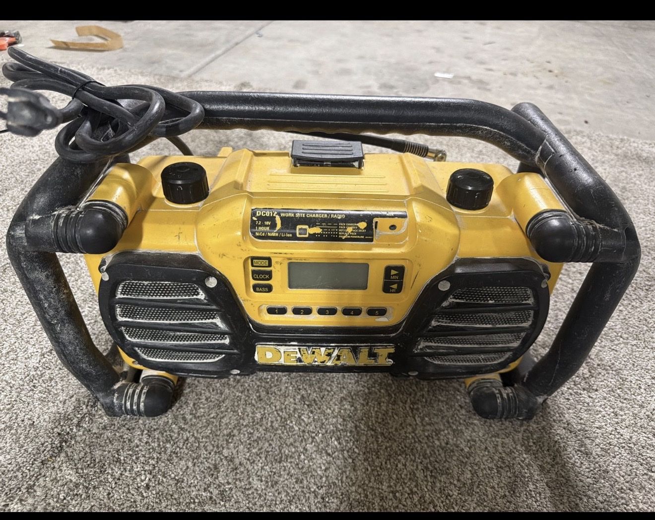 DEWALT DC012 Heavy-Duty Worksite Radio and Battery Charger