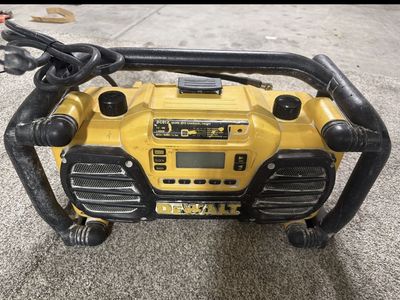 DEWALT DC012 Heavy-Duty Worksite Radio and Battery Charger