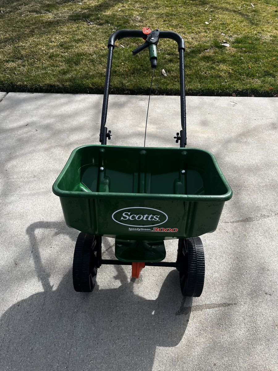 Scotts Speedy Green 3000 Fertilizer Spreader.