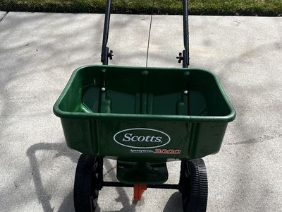 Scotts Speedy Green 3000 Fertilizer Spreader.