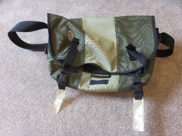 BARELY USED "TIMBUK2" CLASSIC MESSENGER BAG TO CARRY AND PROTECT YOUR LAPTOP AND OTHER TECH GEAR