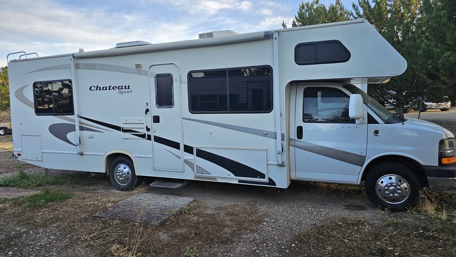 2008 Four Winds, Chateau Sports Series Motorhome, 27 Feet, on a 2007 Chevy