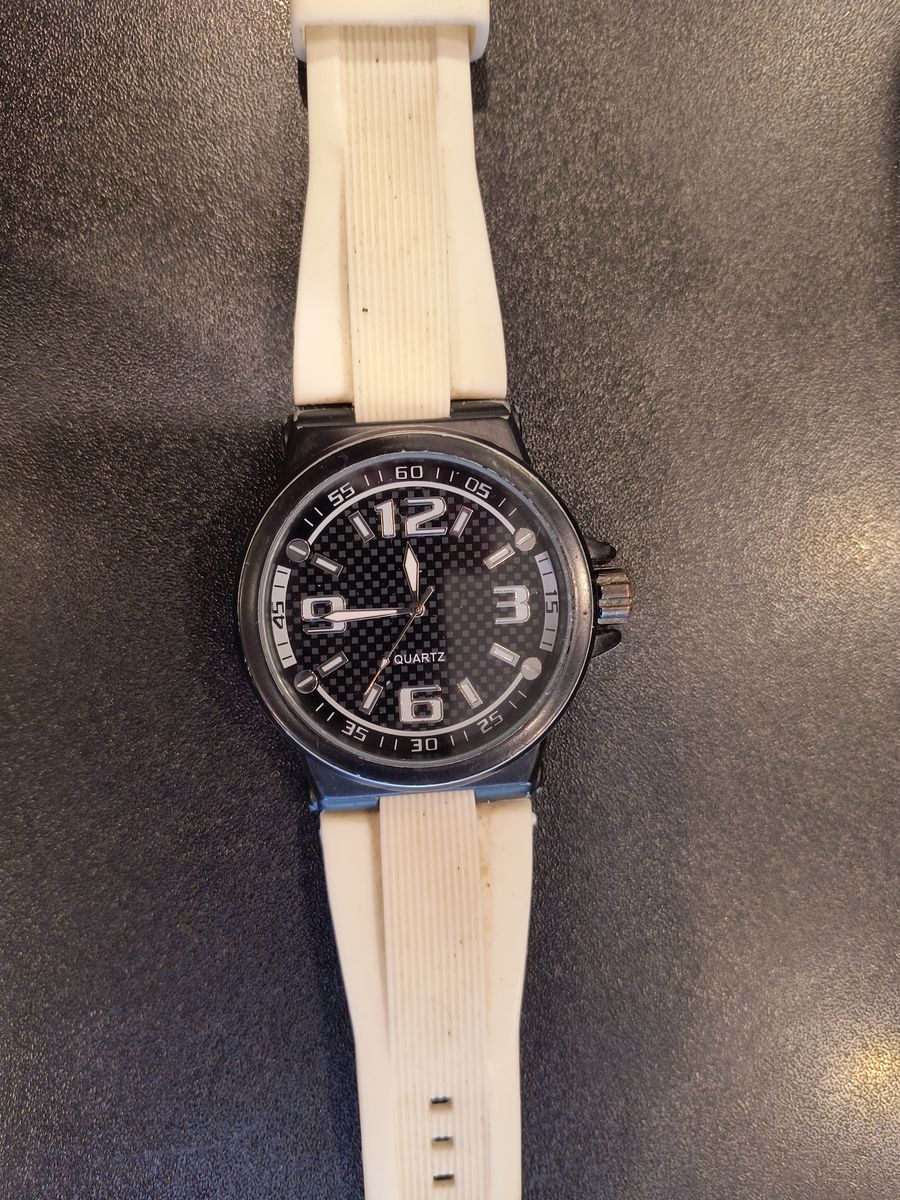 Assorted watches selling as lot $100