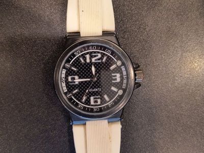 Assorted watches selling as lot $100