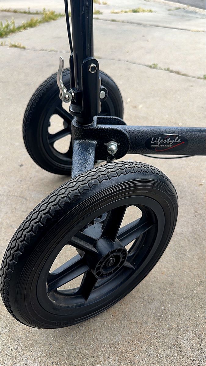 3 wheel knee scooter like new brakes work