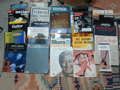 Assorted music books.
