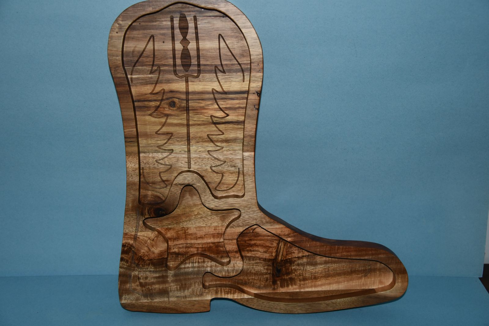 BEAUTIFUL WOOD "WESTERN BOOT" CHARCUTERIE BOARD ~ 3 SECTIONS ~ 16" x 15" x 1" ~ NON SLIP ~ VERY NICE!