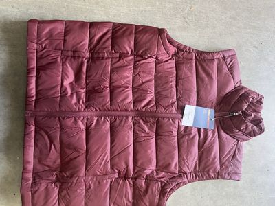 St. John's Bay Men's Autumn Burgundy Lightweight Puffer Vest, Size Large, NWT