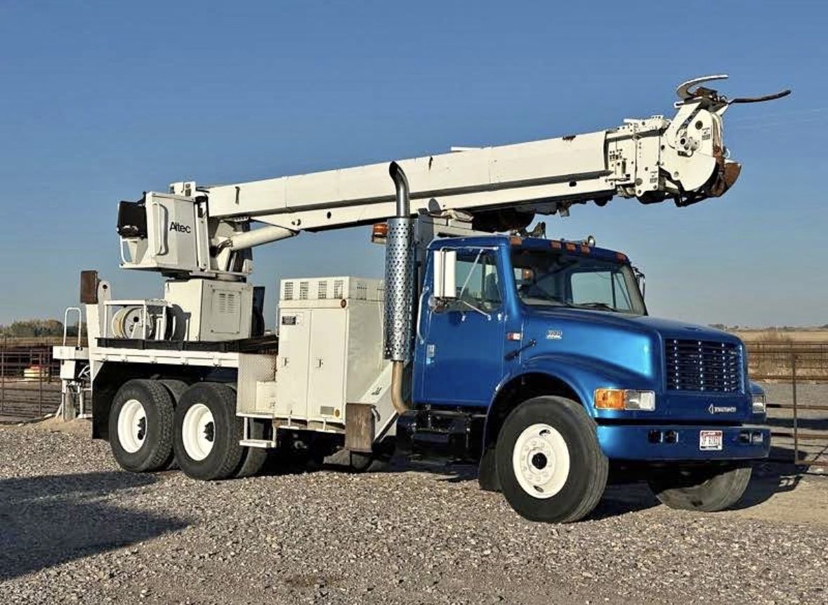 2000 Navistar International 4900 with Altec Digger Derrick crane