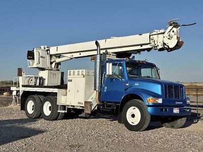 2000 Navistar International 4900 with Altec Digger Derrick crane