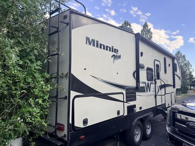 2018 Winnebago Minnie Plus 27REOK 5Th wheel