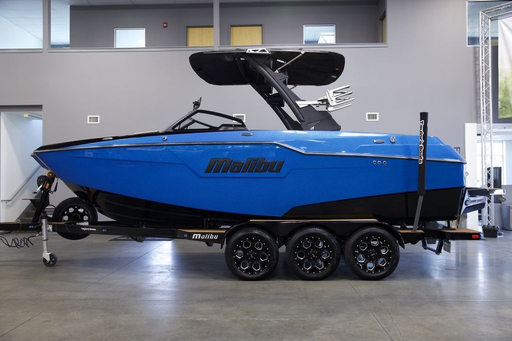 2023 Malibu Boats M220
