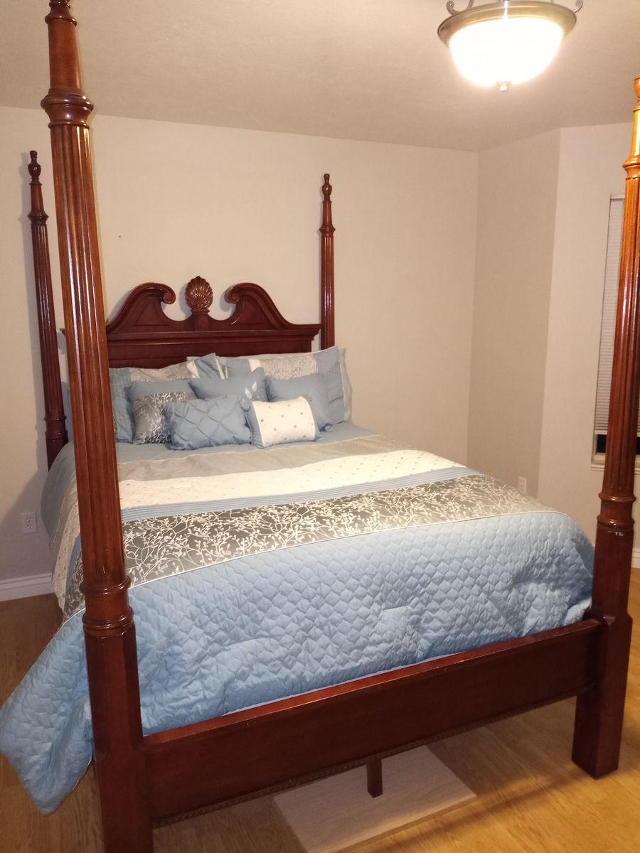 Broyhill Queen size 4 Poster bed frame
