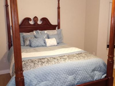 Broyhill Queen size 4 Poster bed frame