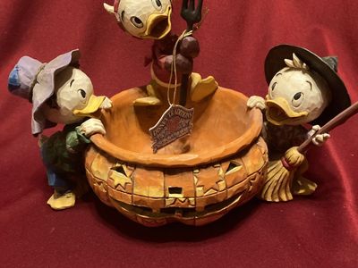 Disney Showcase Collection Halloween Playing Tricks & Sharing Treats Like New With Box By Jim Shore
