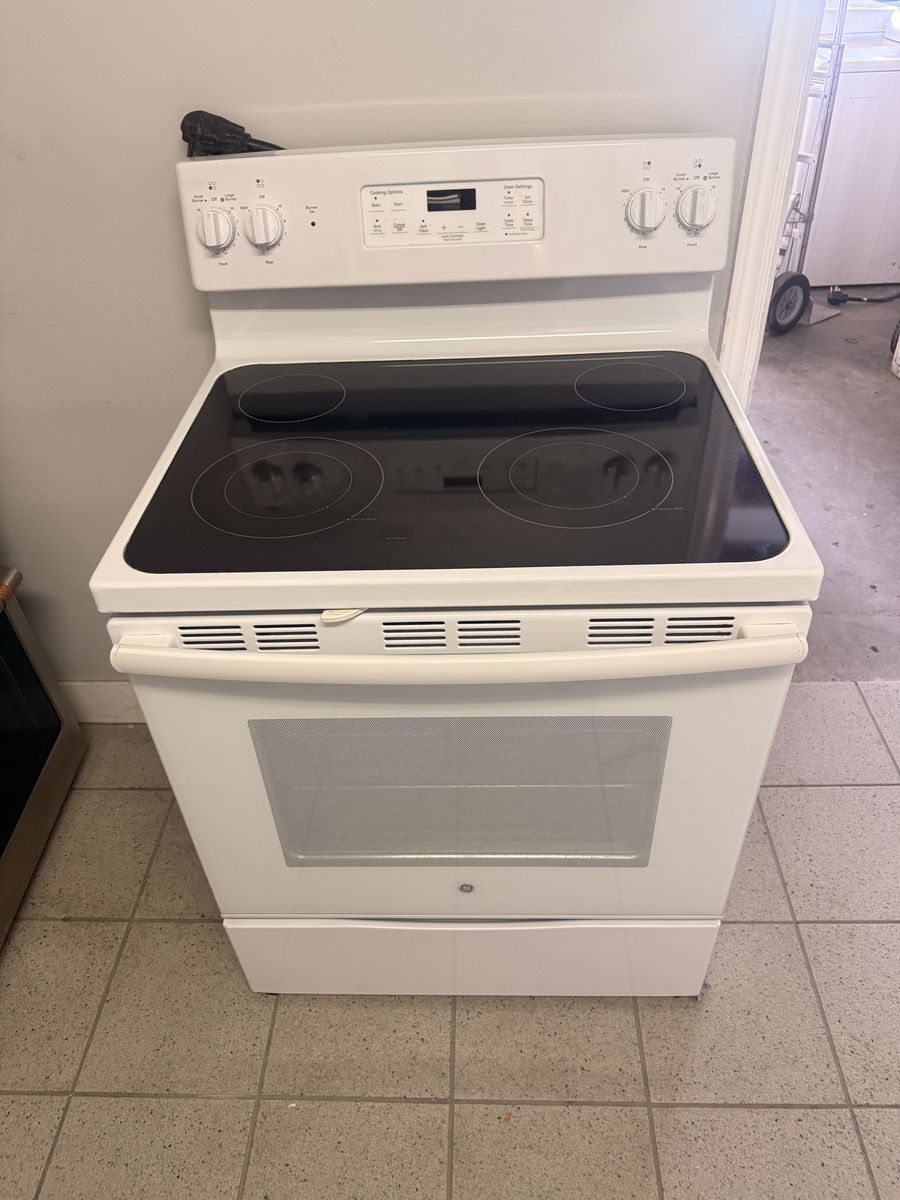 GE Freestanding Electric Range Smooth Glass Cooktop White