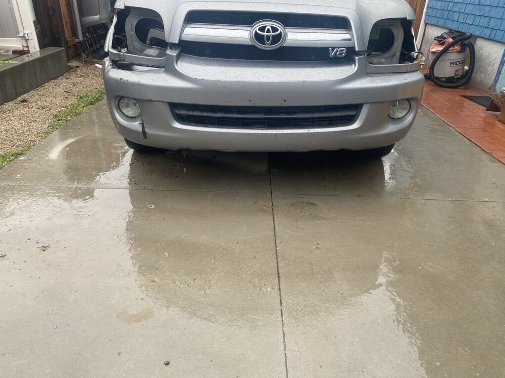 2007 Toyota Sequoia Front Bumper (silver)