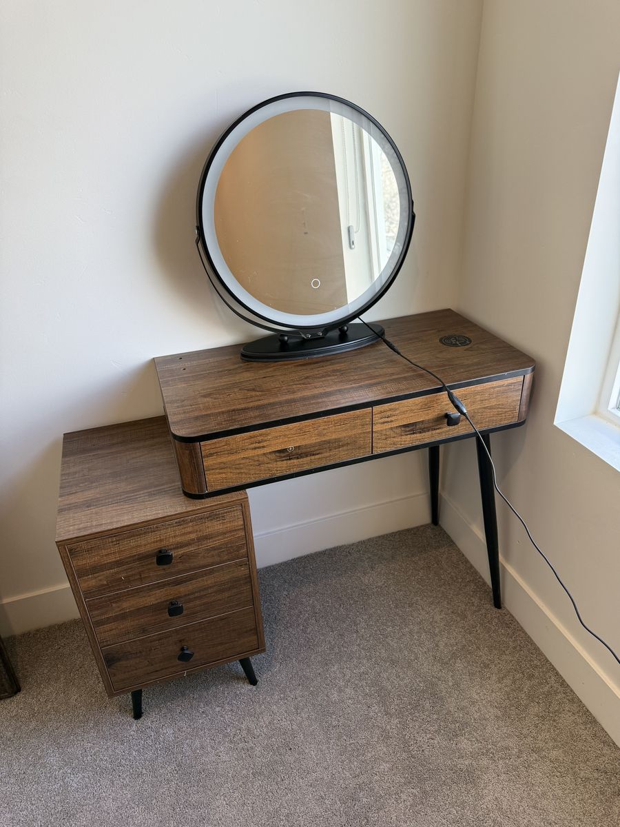 Makeup/Beauty Vanity with Dimmable Mirror