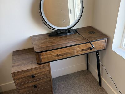 Makeup/Beauty Vanity with Dimmable Mirror