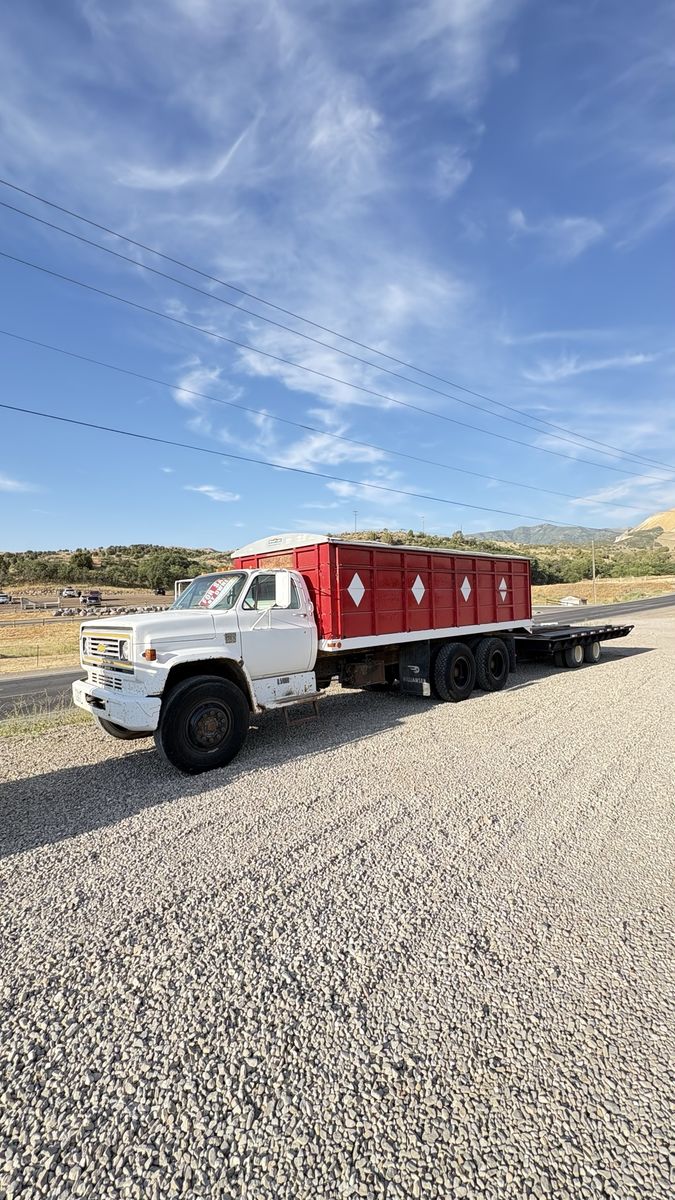 Chevrolet U.51000 Heavy Duty Truck with Red Box and Trailer