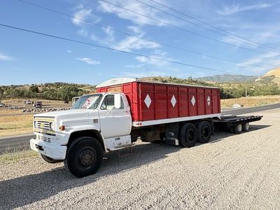 Chevrolet U.51000 Heavy Duty Truck with Red Box and Trailer