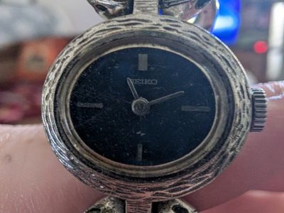 Vintage Seiko Ladies Watch 11-7519 Silver Tone Textured Bracelet Dark Dial wind up wristwatch
