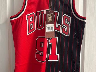 Dennis Rodman Chicago Bulls Mitchell & Ness Jersey – Size SMALL
