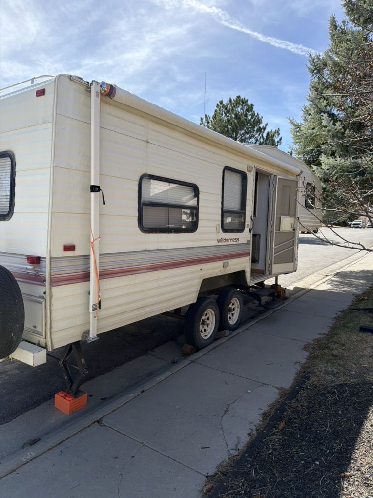 1993 Fleetwood Wilderness 275N Fifth Wheel Camper