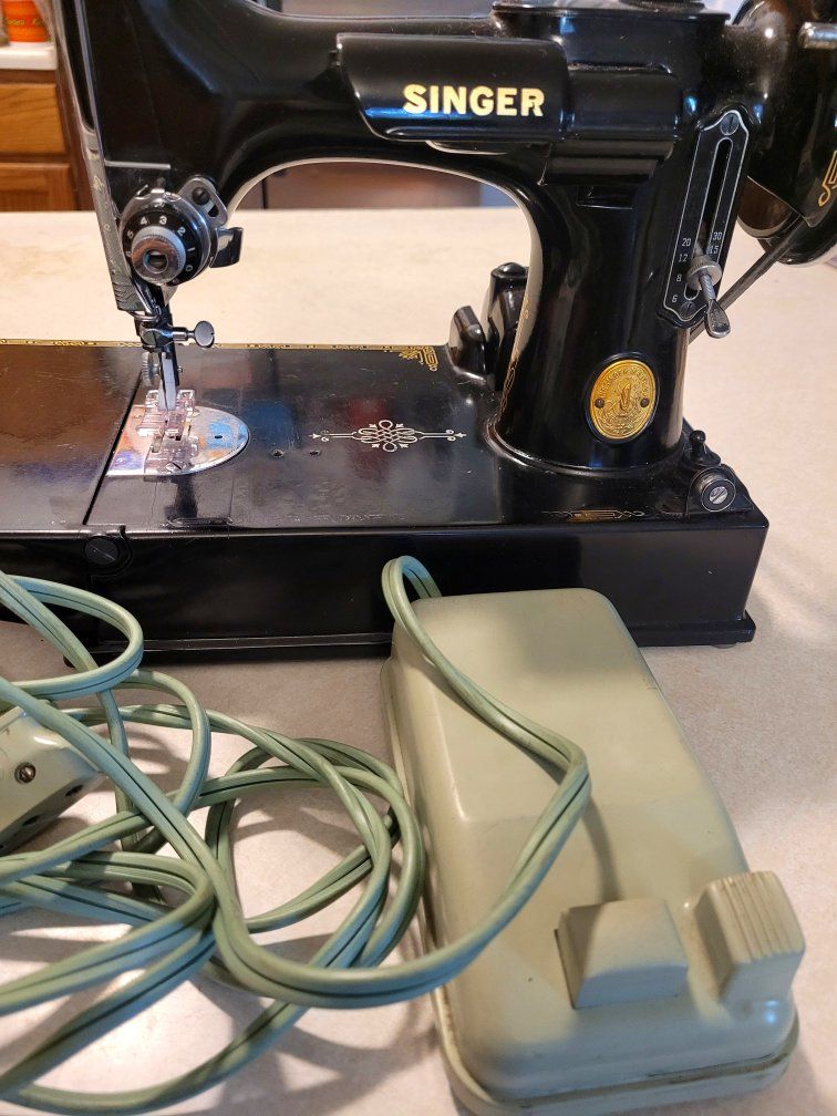 Singer Featherweight 221-1 Sewing Machine, AF752946, 1940, Black/Gold Decals