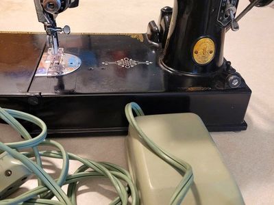 Singer Featherweight 221-1 Sewing Machine, AF752946, 1940, Black/Gold Decals