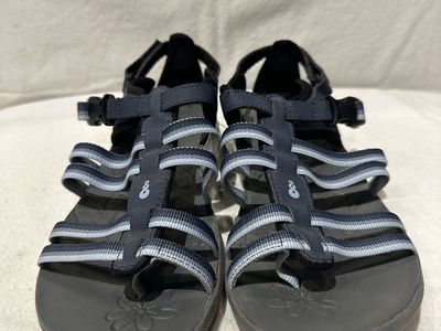 Ahnu women’s size 7 blue and gray lightly used sandals