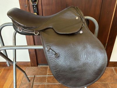 COURBETTE Luxor 16.5 Jumping Saddle