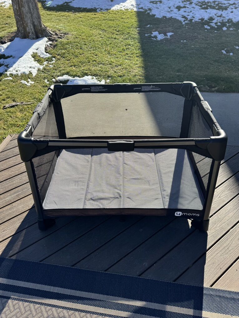 4 Moms Breeze Playard
