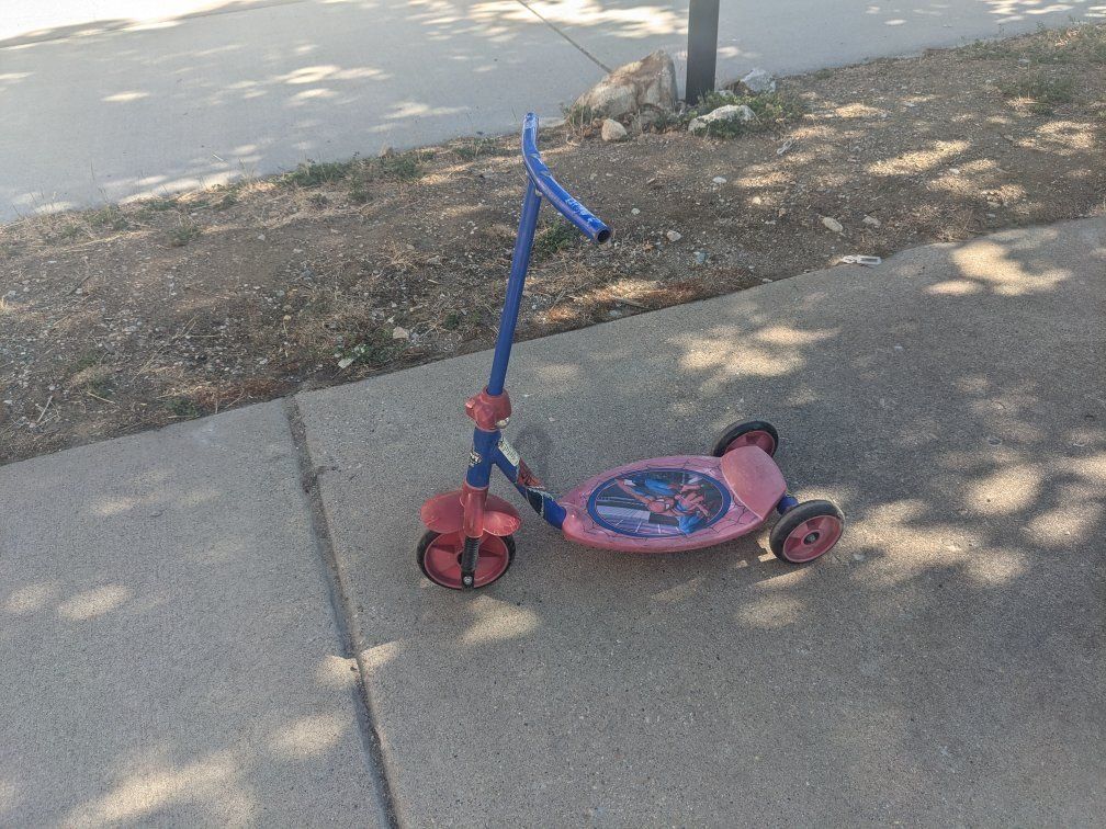Spider-Man 3-Wheel Scooter for Kids - Used, Good Condition for Outdoor Fun