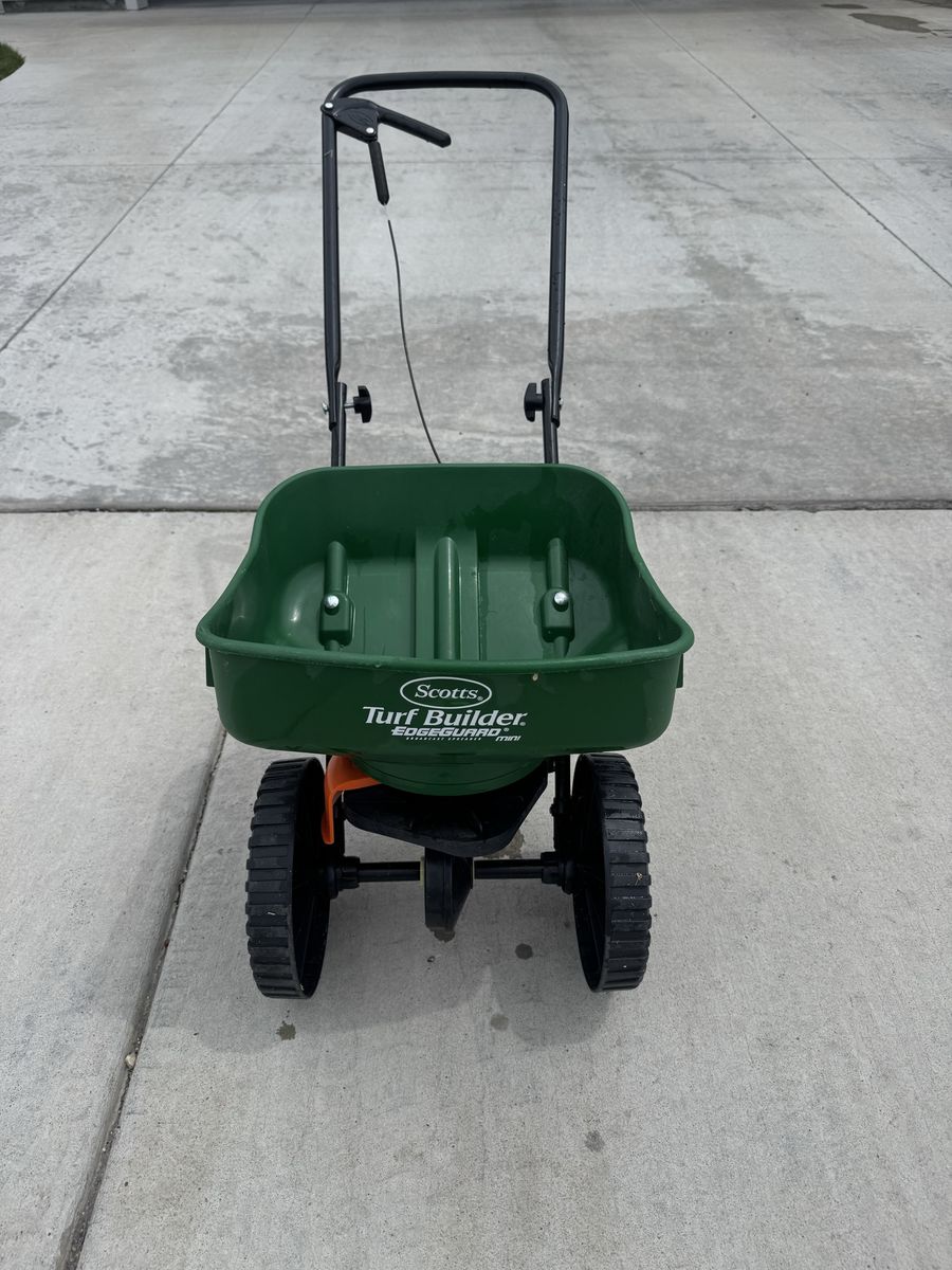 Scott’s Turfbuilder Broadcast Spreader