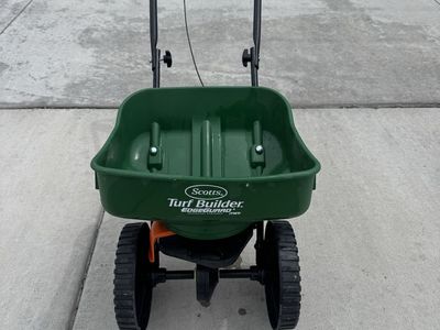 Scott’s Turfbuilder Broadcast Spreader