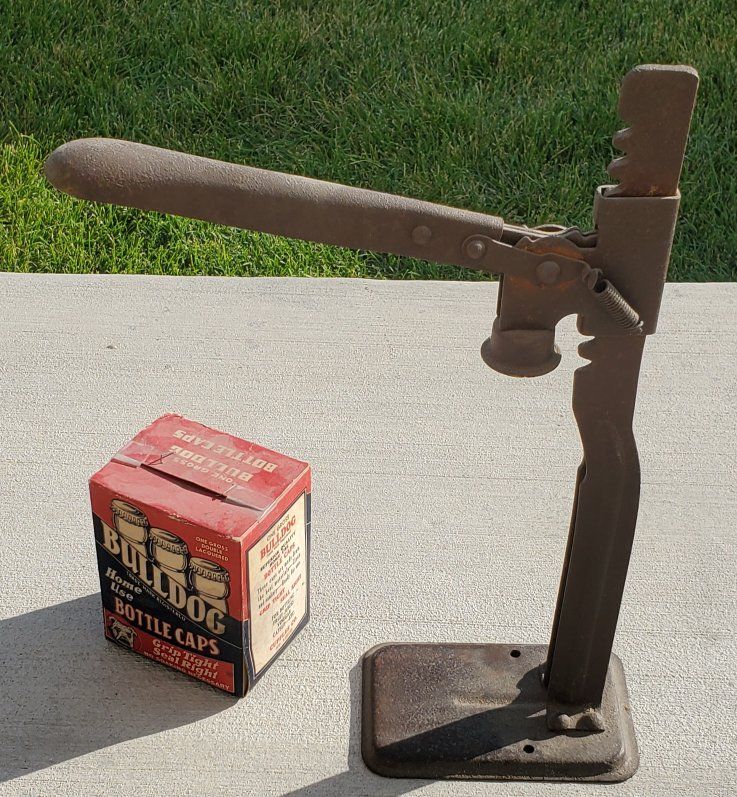 Antique corn husker in excellent condition. Works great