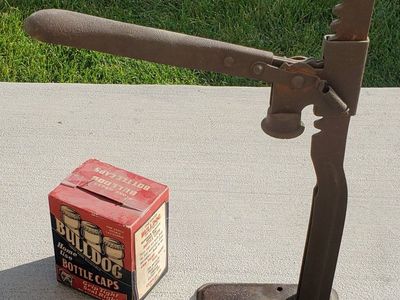 Antique corn husker in excellent condition. Works great