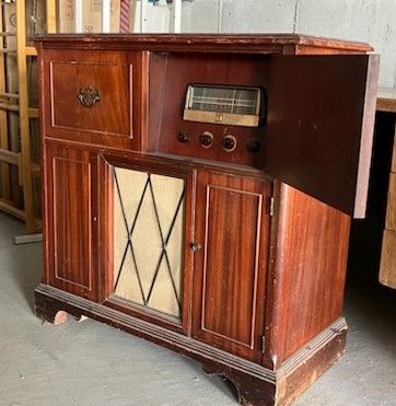CLASSIC ELECTRONICS MUSIC MONTGOMERY WARD RADIO & TURNTABLE 1947 AIRLINE CONSOLE CABINET