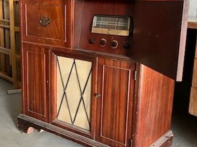 CLASSIC ELECTRONICS MUSIC MONTGOMERY WARD RADIO & TURNTABLE 1947 AIRLINE CONSOLE CABINET