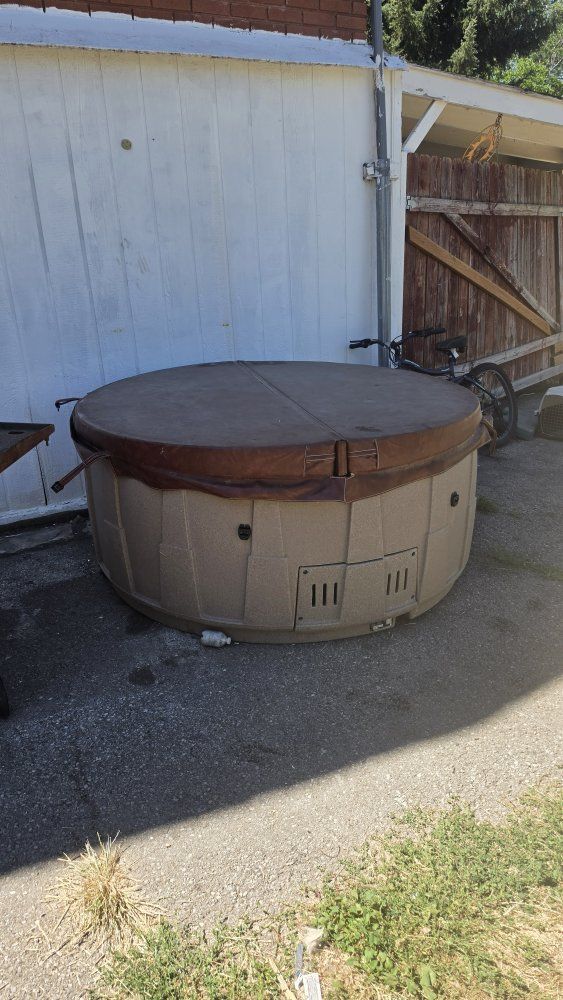 plug and Play 20-Amp, 120V Hot Tub with Brown Cover - Works Great, Ready for Relaxation
