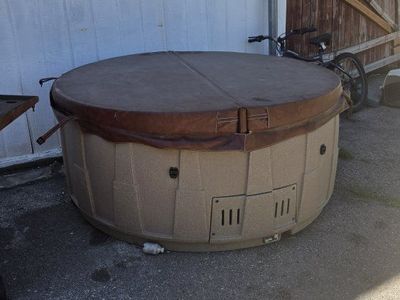 plug and Play 20-Amp, 120V Hot Tub with Brown Cover - Works Great, Ready for Relaxation