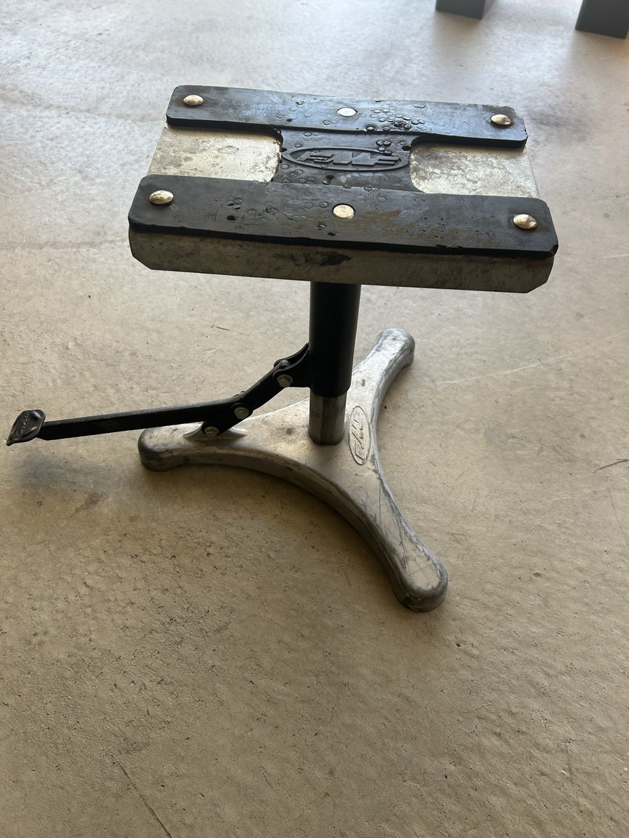 FMF Motorcycle Lift Stand – Foot Operated – Excellent Condition