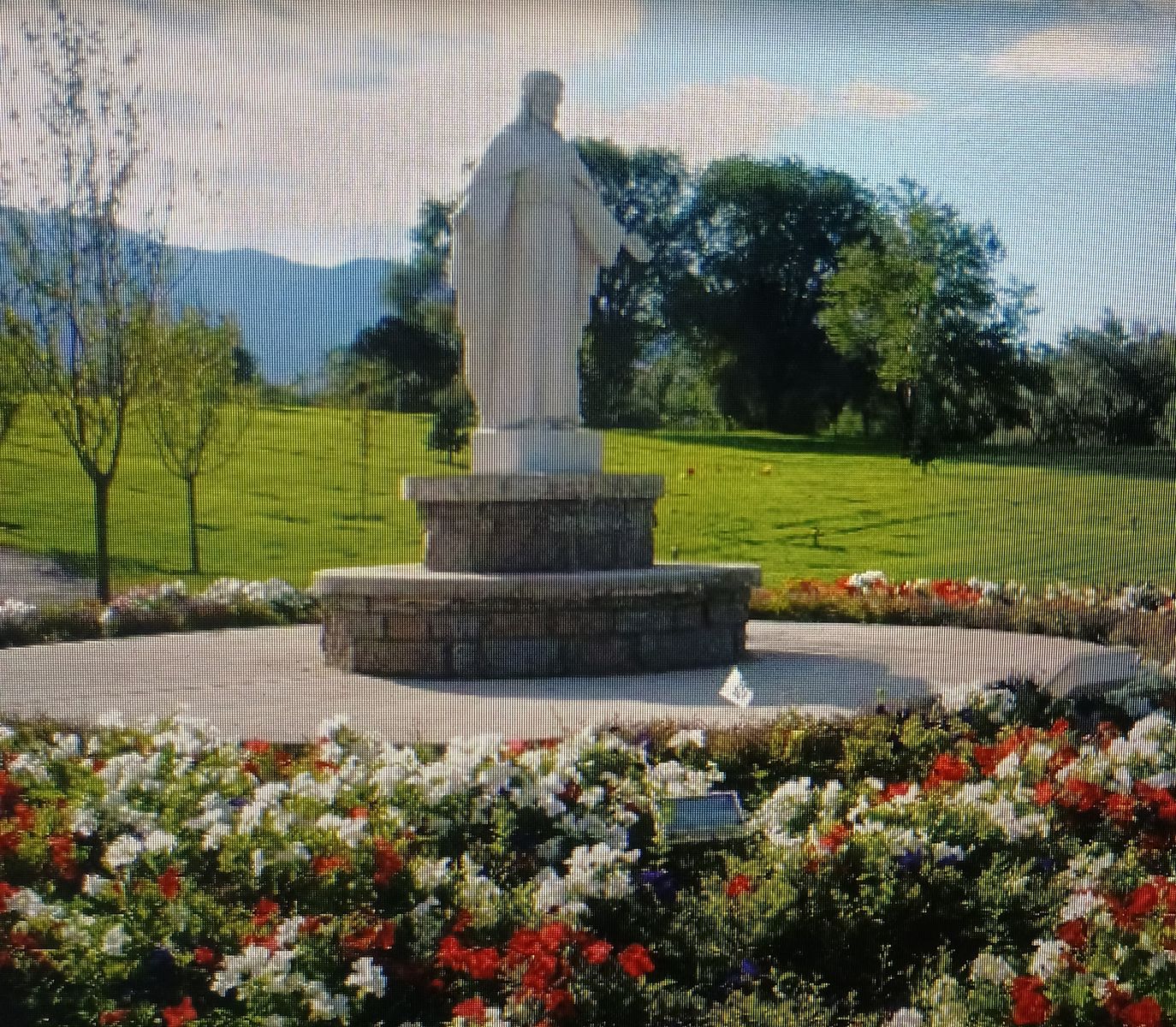 Burial plot for sale in Sandy, cheaper than the mortuary cost.