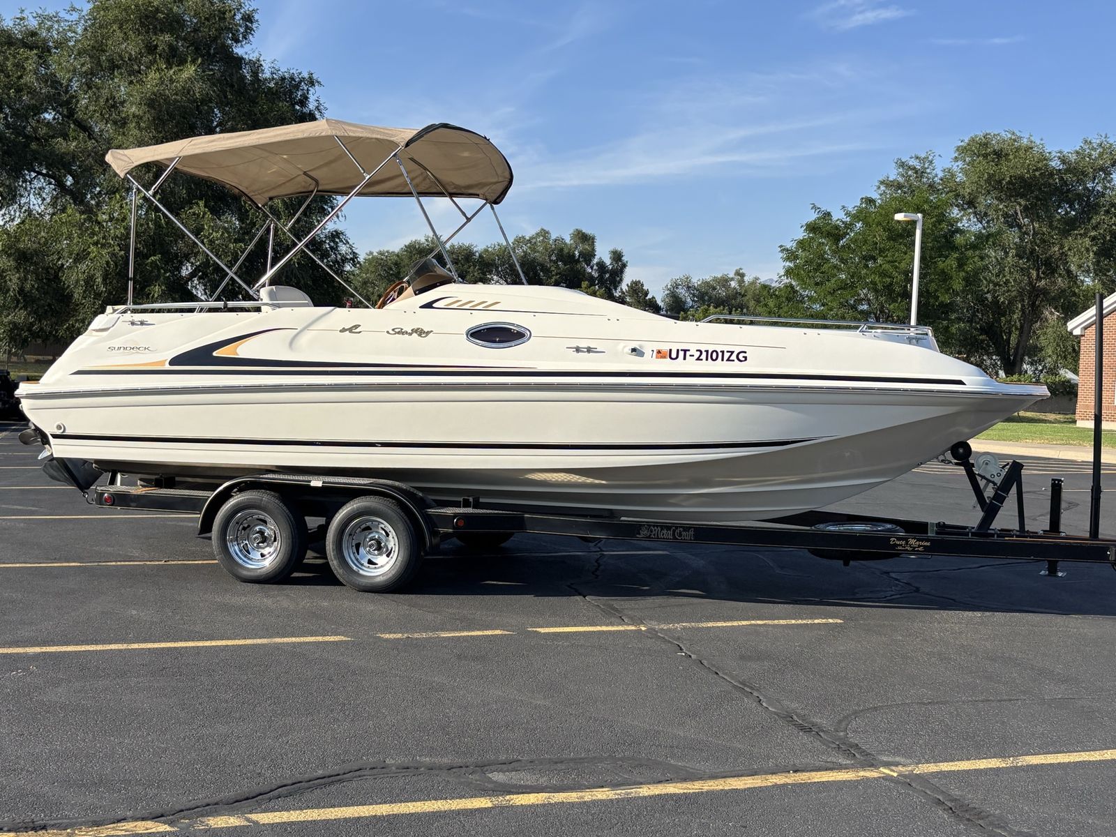 1998 Sea Ray 240 Sun Deck (SeaRay) 5.7 MerCruiser - 380 hours. Twin Prop Bravo Three out drive, Seating for 12 passengers.