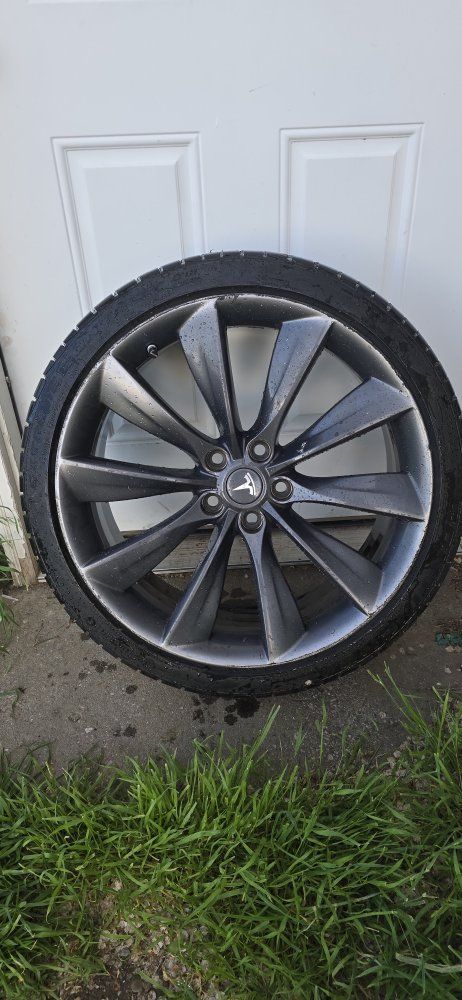 21" Turbine wheel for Tesla Model S.
