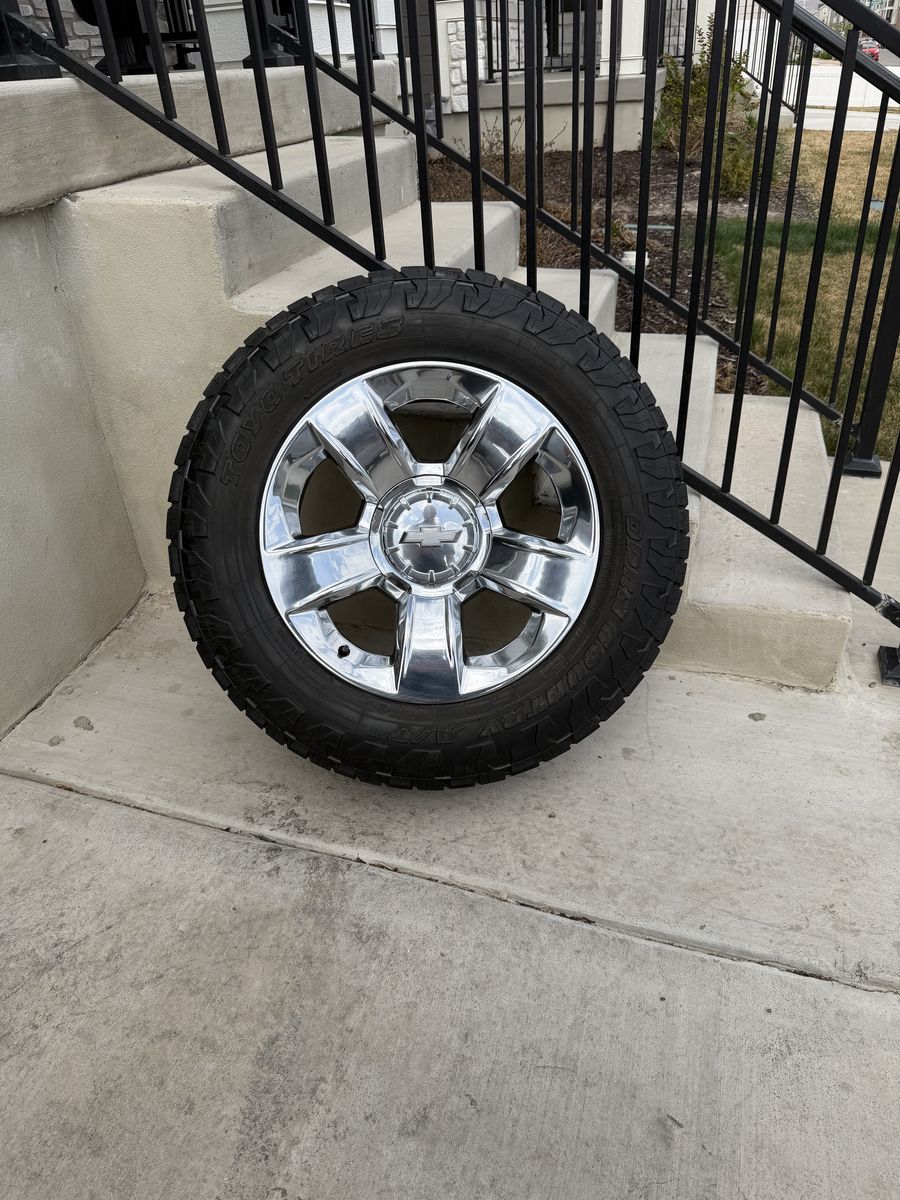 Chevy Silverado 1500 Rims and Tires 275/65R20 Toyo