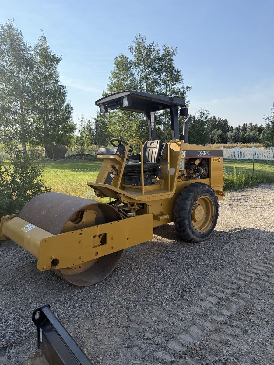 2006 Cat CS323 Smooth drum roller