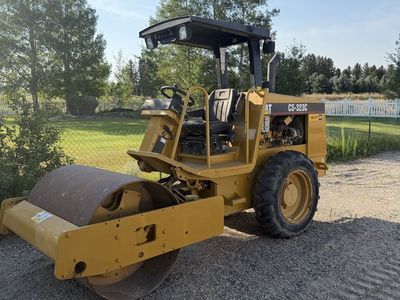 2006 Cat CS323 Smooth drum roller