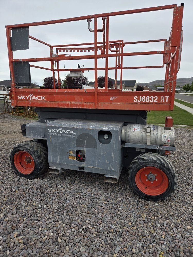 The 2013 Skyjack SJ6832 RT 4x4 Sicissor Lift